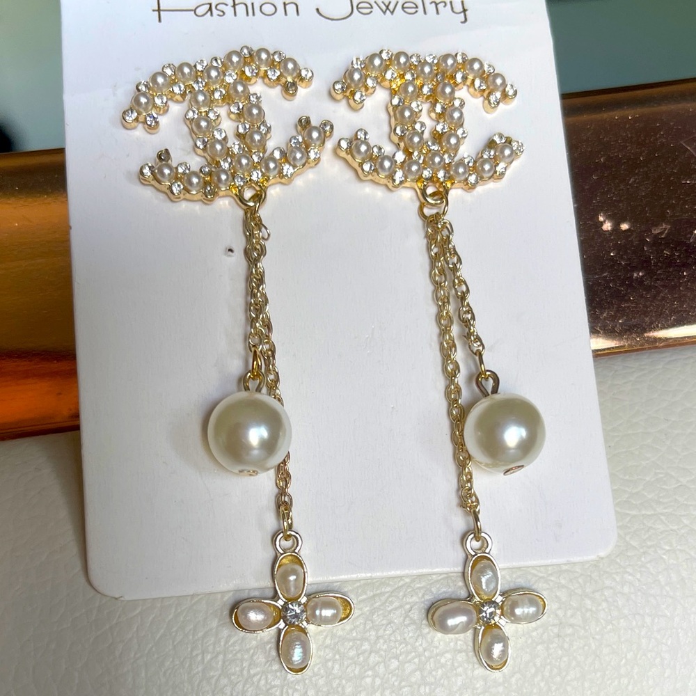 Chanel pearl and gold dangling earrings